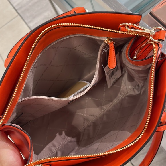 MICHAEL KORS
Sheila Md CZ Faux Saffiano Leather CZ Satchel Crossbody
POPPY
NWT - Picture 12 of 16